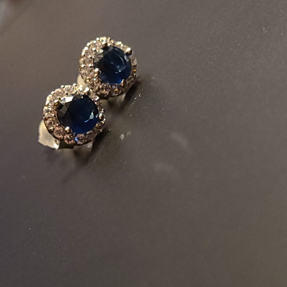 Earring - Picture 2 of 3